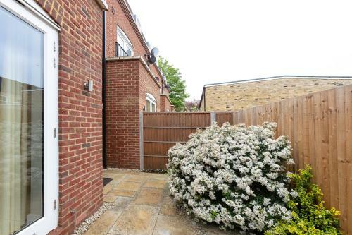 Immaculate Central Windsor Town House With Parking