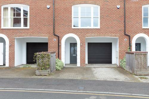 Immaculate Central Windsor Town House With Parking