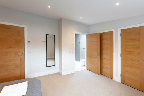 Immaculate Central Windsor Town House With Parking