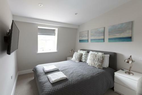 Immaculate Central Windsor Town House With Parking