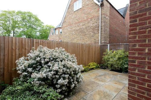 Immaculate Central Windsor Town House With Parking