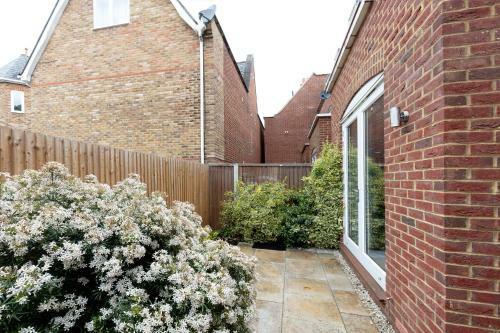Immaculate Central Windsor Town House With Parking