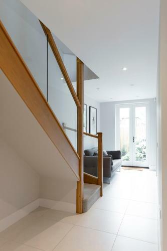 Immaculate Central Windsor Town House With Parking
