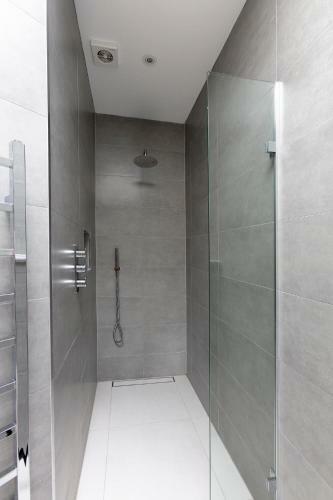 Immaculate Central Windsor Town House With Parking