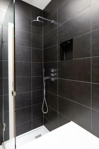 Immaculate Central Windsor Town House With Parking