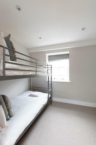 Immaculate Central Windsor Town House With Parking