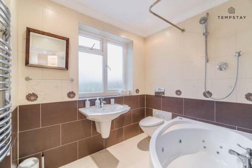 Cosy 3 Bed & Free Parking - 5 Mins To Legoland!