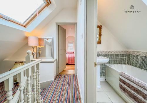 Luxury Home - Central Windsor, Gated Parking
