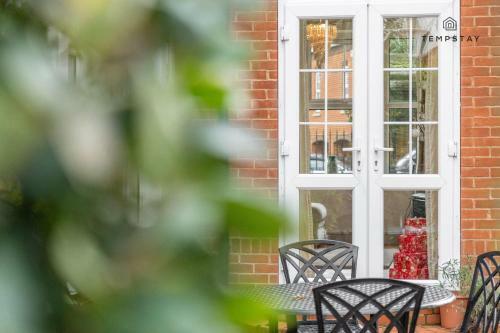 Luxury Home - Central Windsor, Gated Parking