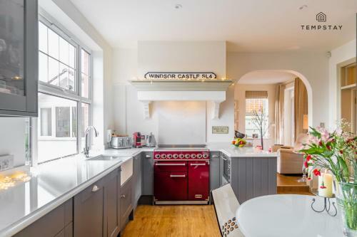 Luxury Home - Central Windsor, Gated Parking