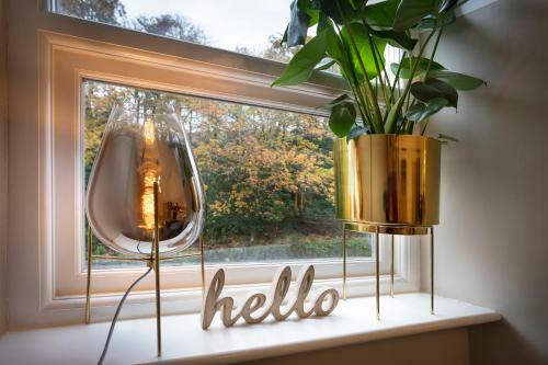 Stylish Apartment Next To Windermere Train Station