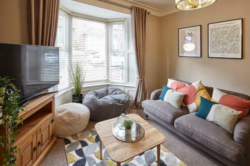 Host & Stay - Custard Cottage