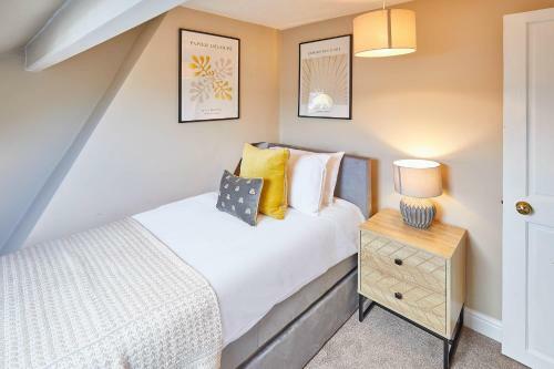 Host & Stay - Custard Cottage