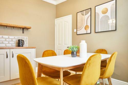 Host & Stay - Custard Cottage