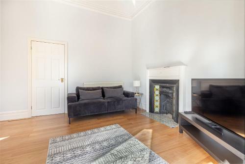 Modern 2 Bedroom Apartment With Free Parking!