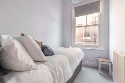 Modern 2 Bedroom Apartment With Free Parking!