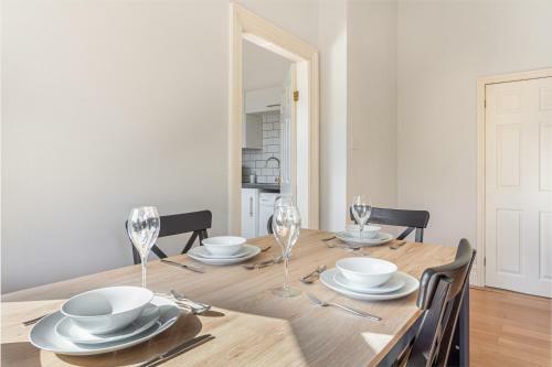 Modern 2 Bedroom Apartment With Free Parking!