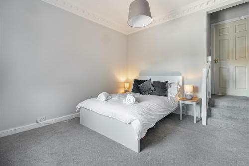 Modern 2 Bedroom Apartment With Free Parking!