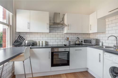 Modern 2 Bedroom Apartment With Free Parking!