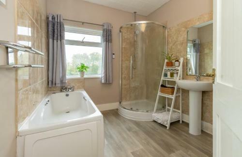 The Chestnuts, Beautiful Rural Cottage With Countryside Views