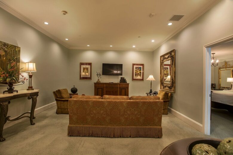 Bienville House Hotel