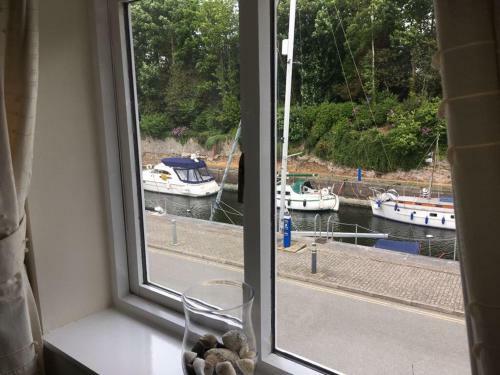 Stunning House In Felinheli Marina