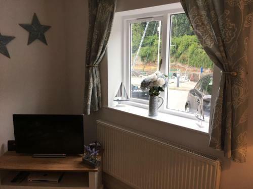 Stunning House In Felinheli Marina