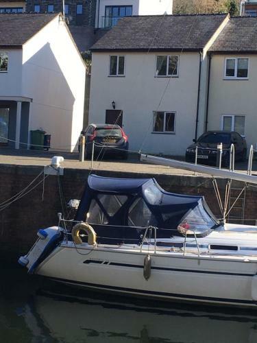 Stunning House In Felinheli Marina