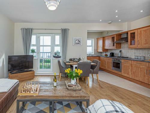 Pass The Keys Modern 2 Bedroom Beach Apartment With Free Parking