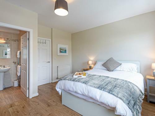 Pass The Keys Modern 2 Bedroom Beach Apartment With Free Parking