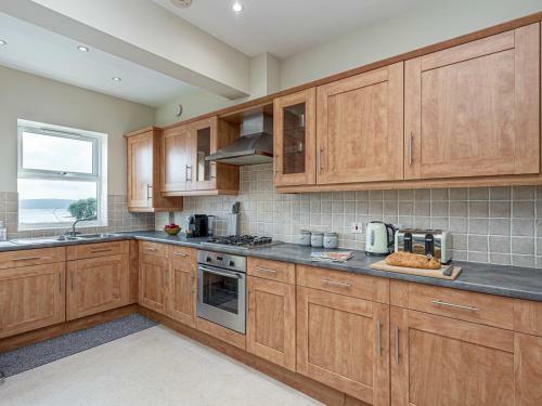 Pass The Keys Modern 2 Bedroom Beach Apartment With Free Parking