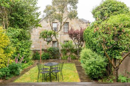 Spacious 4 Bedroom House - 5 Mins From Town Centre