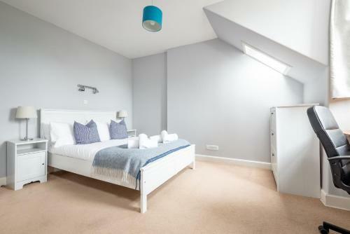 Spacious 4 Bedroom House - 5 Mins From Town Centre
