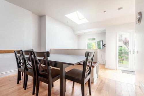 Spacious 4 Bedroom House - 5 Mins From Town Centre