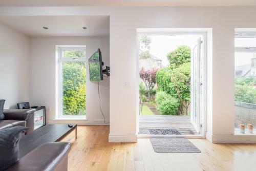 Spacious 4 Bedroom House - 5 Mins From Town Centre