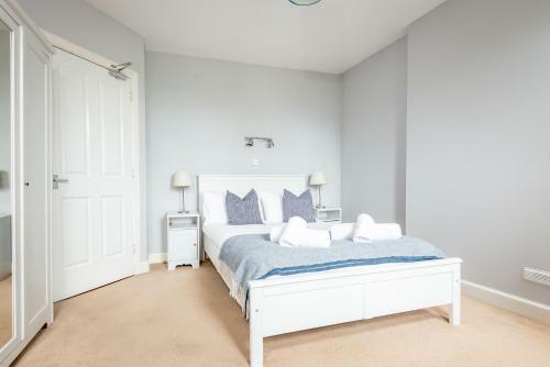 Spacious 4 Bedroom House - 5 Mins From Town Centre