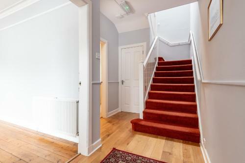 Spacious 4 Bedroom House - 5 Mins From Town Centre
