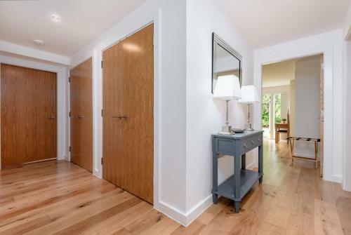 Deluxe New Park Place Apartment - Parking