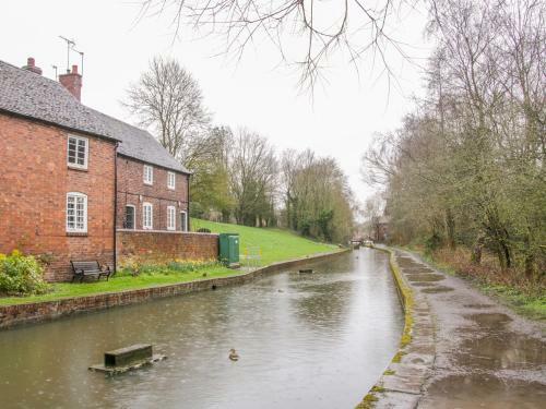 Tub Boat Cottage