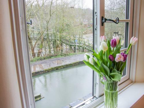 Tub Boat Cottage