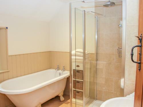 Tub Boat Cottage
