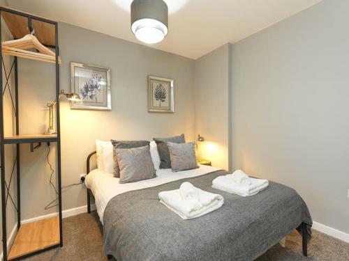 Immaculate Serviced Apartment With Parking!