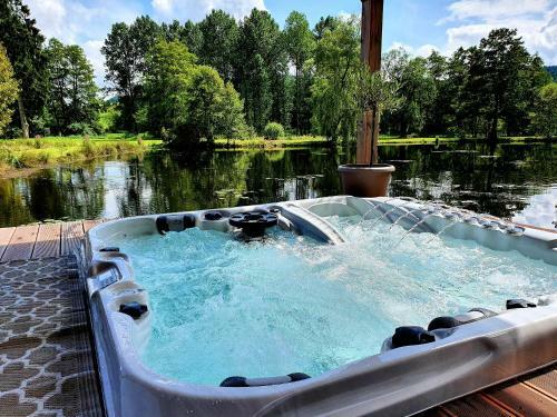 Les �tangs Du Thioux Bed & Breakfast