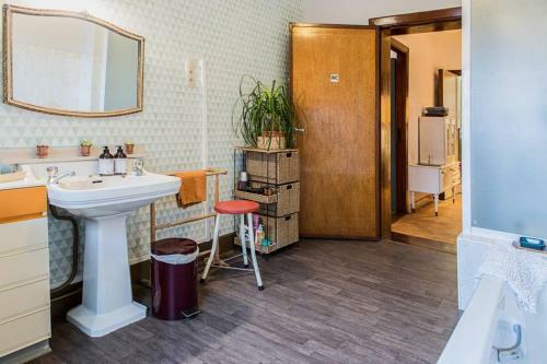 Vakantiewoning In Mol Centrum Met Eigen Bar "casacuriosa"