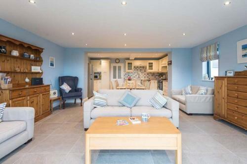 Tullochside-4 Bed-sea Front -ravenspoint Road