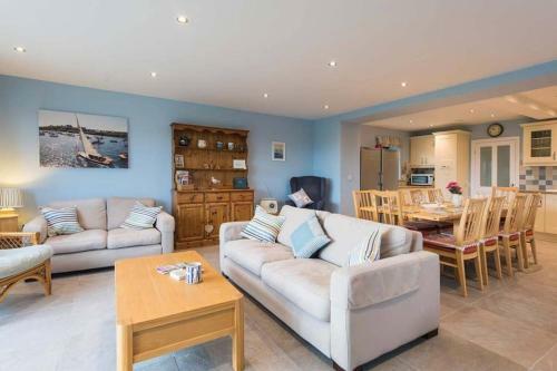 Tullochside-4 Bed-sea Front -ravenspoint Road