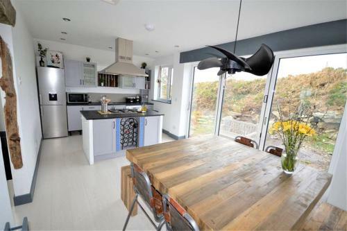 Echo Beach-large 4 Bed Beach House-trearddur Bay