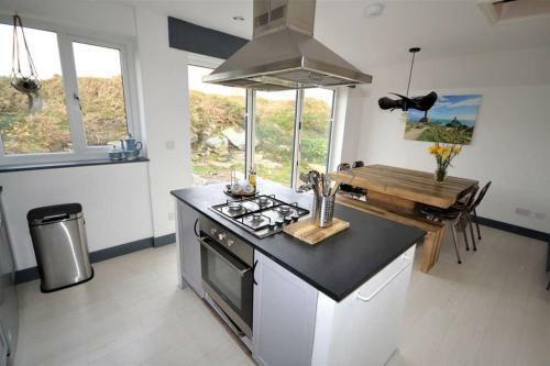 Echo Beach-large 4 Bed Beach House-trearddur Bay