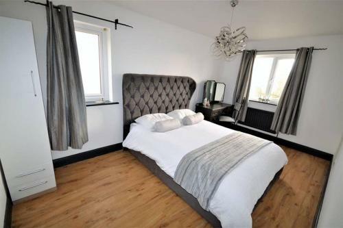 Echo Beach-large 4 Bed Beach House-trearddur Bay