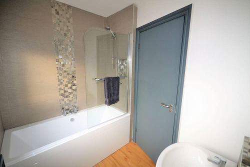 Echo Beach-large 4 Bed Beach House-trearddur Bay